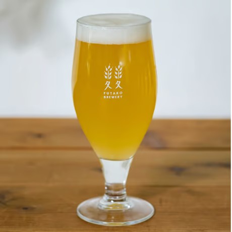 ふたごビールのハナミズキホワイトが注がれたグラス