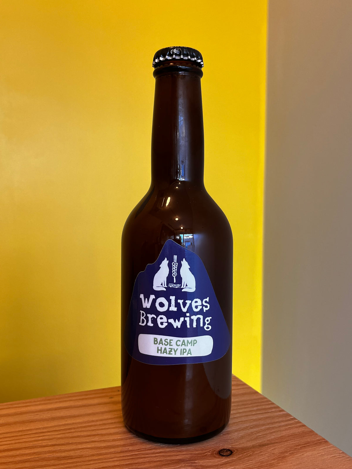 wolves brewingのボトルビール、Base Camp Hazy IPA